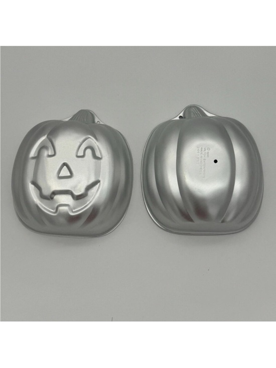 Wilton Other - Wilton 3D Cake pan Halloween Stand Up
JACK-O-LANTERN Pumpkin
Baking Party